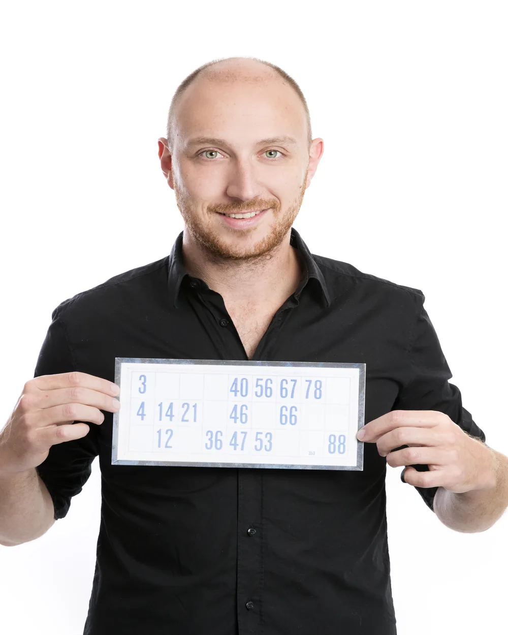 Daniel Lill i sort skjorte holder en bankoplade op foran sig og smiler.